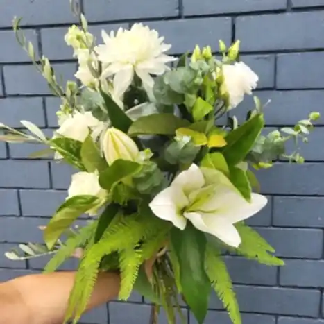ANGELIC ANJEA White & Green Bouquet